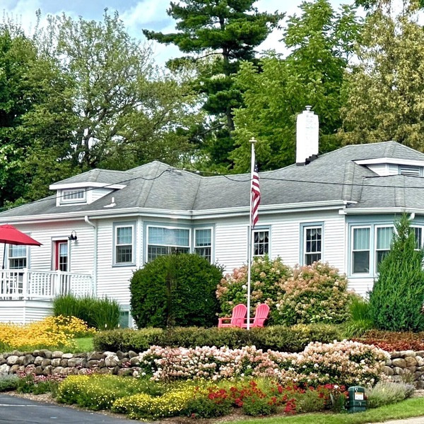 Charming Cottage Two Blocks from Downtown