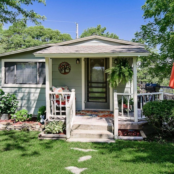 Charming cottage for two in a country setting but close to downtown.