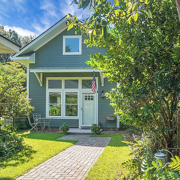 Charming cottage! Central to beach & downtown