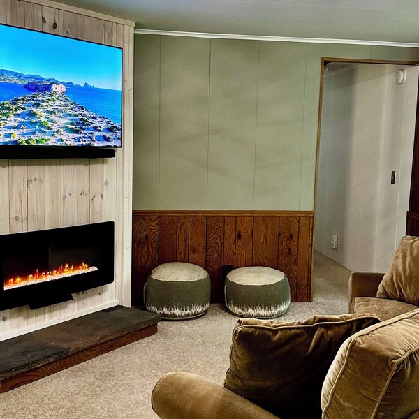 Charming cottage with hot tub & wonderful views on Wilder Creek & Starlink WiFi