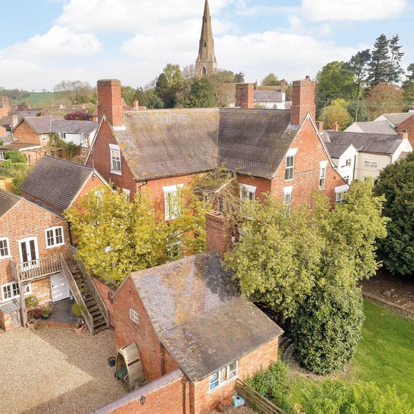 Charming country house - sleeps 18