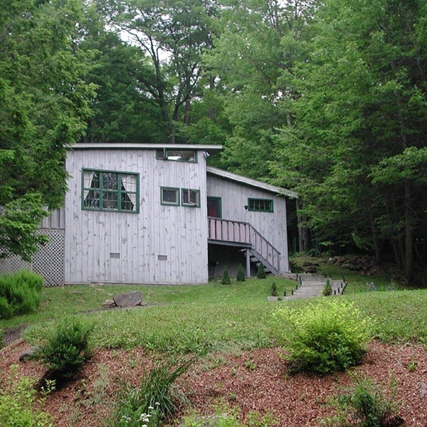 Charming Countryside Cottage in woodstock with outdoor hottub. Very private.