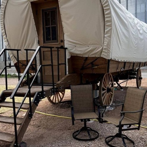 Charming Covered Glamping Wagons with Private Outdoor Spaces Near Wall Drug – Wall, South Dakota