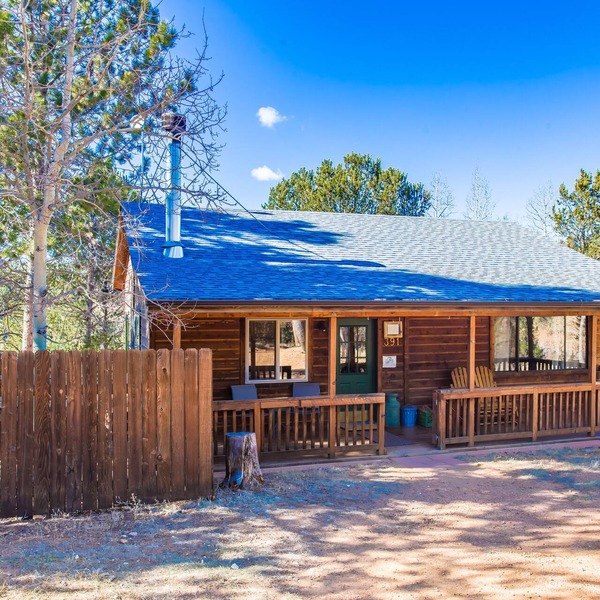 Charming, cozy cabin in the heart of Pikes Peak country! Hot tub, gas fireplace!