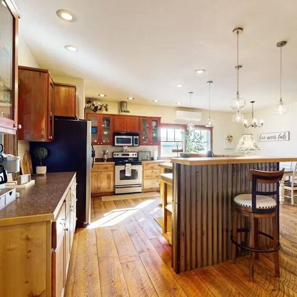 Charming Cozy Cottage with Arcade game and access to everything FUN! 25yrs +only