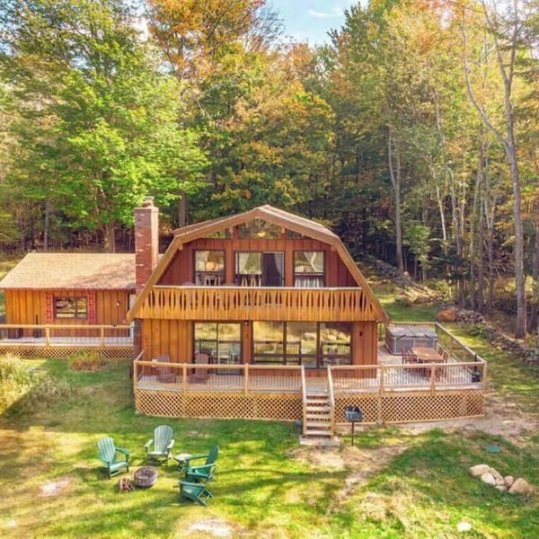 Charming-cozy-secluded Adirondack chalet- dog friendly in Wilmington, NY