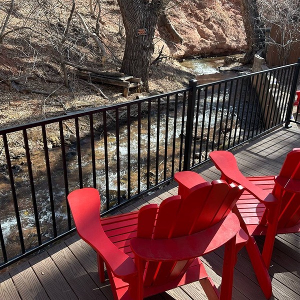 Charming Creekside Cabin Walk to Downtown Manitou – Ideal Retreat!