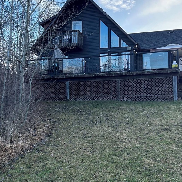 Charming creekside cottage on 2 acres w/hot tub and king bed