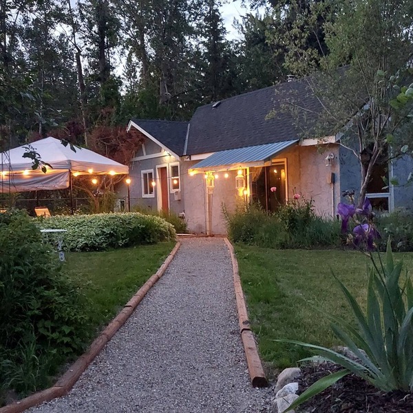 Charming Creekside Cottage in Nature with Historic Roots