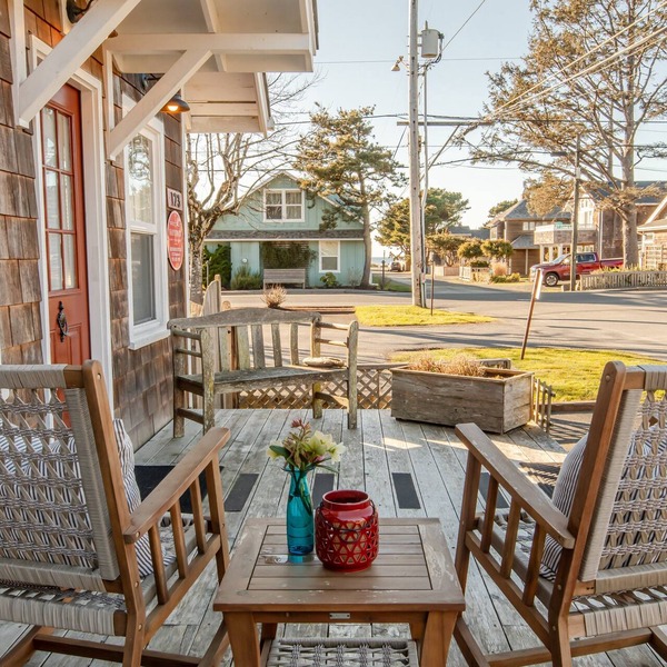 Charming Designer Retreat, Walk to Beach & Downtown, Cozy Fireplace, Expansive Deck
