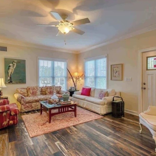 Charming Downtown Suite w/Private Balcony