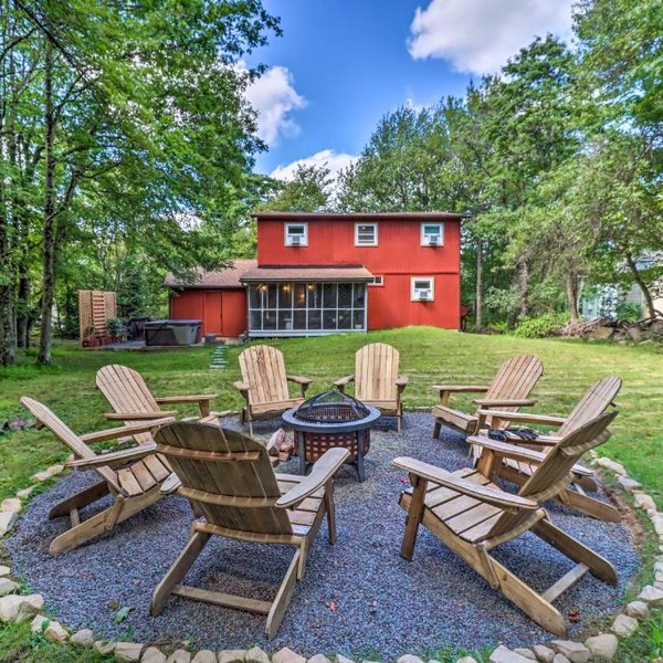 Charming Emerald Lakes Cottage with Hot Tub!