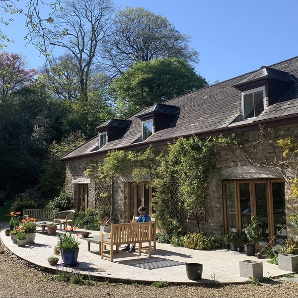Charming former coach house in an idyllic woodland garden, 300m from St Kew Inn.