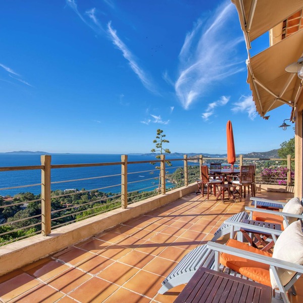 CHARMING PROPERTY WITH SPECTACULAR VIEWS AND SMALL POOL NESTLED ON THE CORNICHE