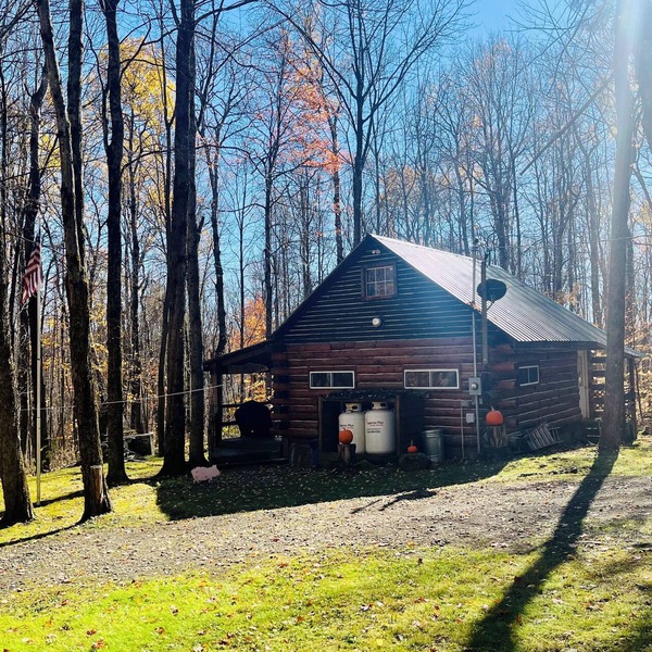 Charming Full Bed & 2 Twin Bed cabin w/AC, Heat, WiFi in lovely Cooperstown,