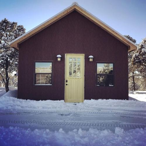 Charming, Glamping Cabin with Barbecue Grill, Perfect for Wildlife Watching in Raton, New Mexico