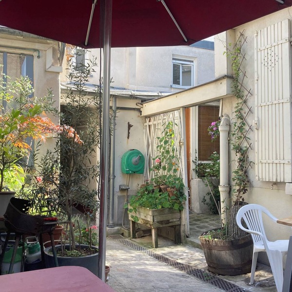Charming ground floor studio on quiet courtyard.