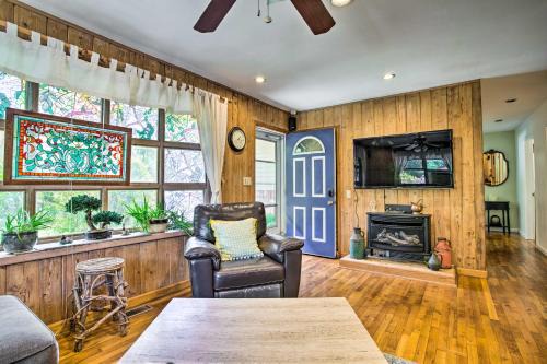 Charming Hampton Bays Home 5 Mi to Cooper’s Beach