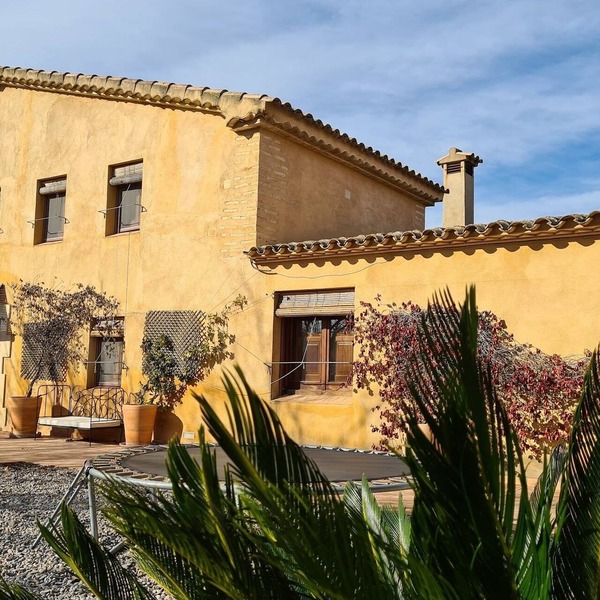 Charming holiday house surrounded by vineyards 60km from Barcelona for groups