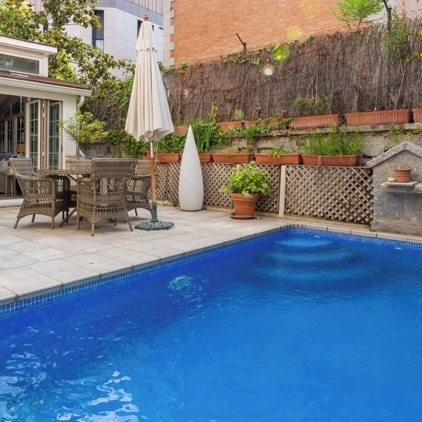 Charming home with pool in center of Madrid sleeps 12+