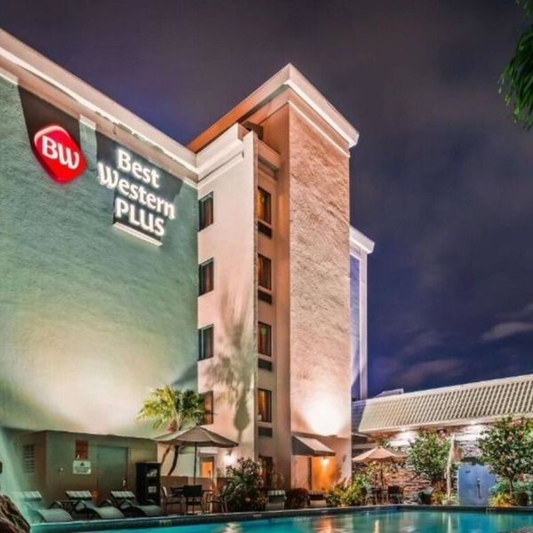 Charming hotel room in fabulous with amenities & close to Hardrock Stadium