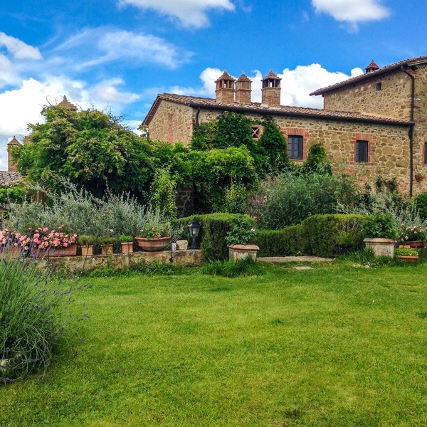 Charming Tuscany Villa with magical Garden, shared pool, Chianti Area
