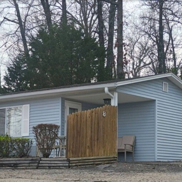 Charming Lake Cottage 8 at Teal Point Resort with Dazzling Views of Lake Norfork