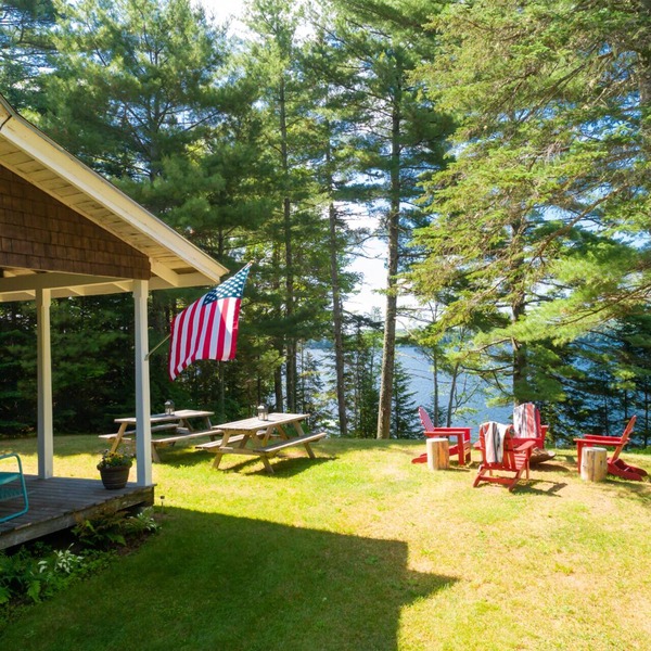 Charming lakefront cabin close to Acadia National Park