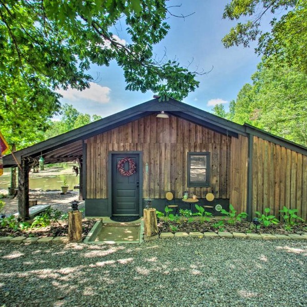 Charming Lakefront Cabin: Fish, Hike & More!