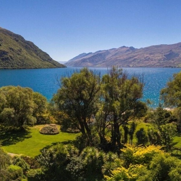 Charming Lakefront Cottage Retreat with large sheltered garden and stunning view