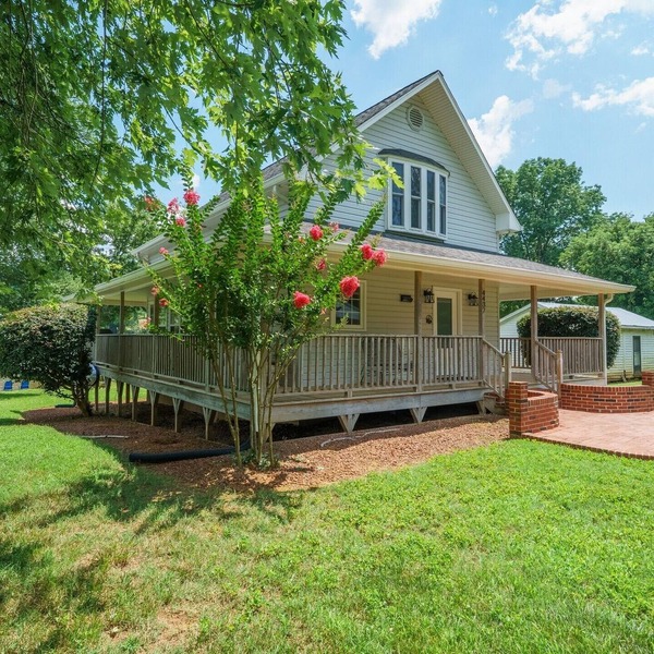 Charming Lakefront Cottage with Beach & Pier