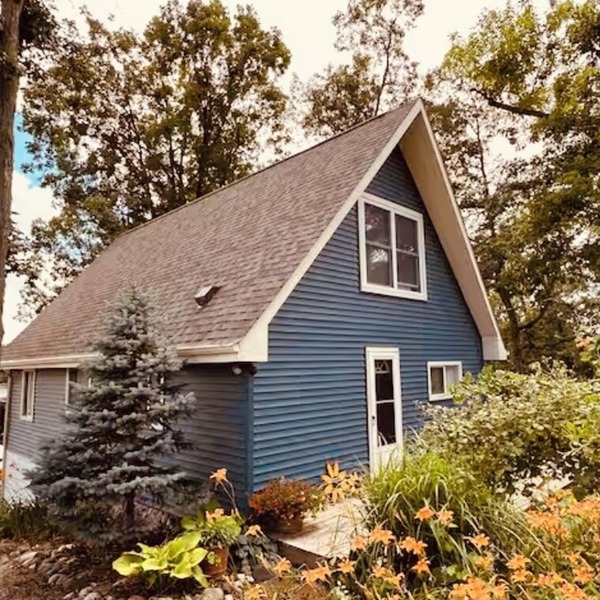 Charming lakefront cottage,private lake & dock, perfect secluded getaway