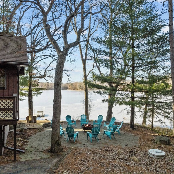 Charming Lakeside Escape on Peaceful Nature Lake