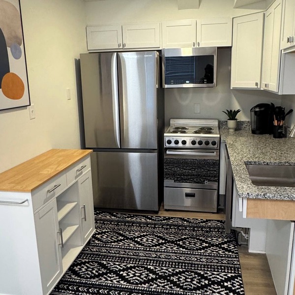 Charming & luxurious 1-bedroom condo, Kitchen, Washer, dryer, parking, King Bed.