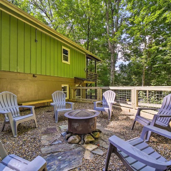 Charming Maggie Valley Getaway w/Fire Pit!