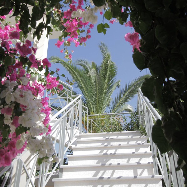 CHARMING MEDITERRANEAN COTTAGE NEAR THE BEACH AND CLOSE TO THE AIRPORT AND PORT