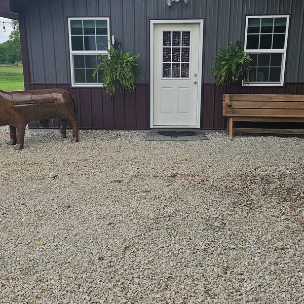 Charming Modern 1BR Country Cottage Surrounded by Nature Close to Town.