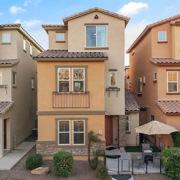 Charming Modern 3-Story Phoenix Home: 3 BD/4BR , Near Shopping & Entertainment