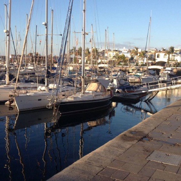 Charming, modern apartment with terrace, directly on the sea, free WiFi