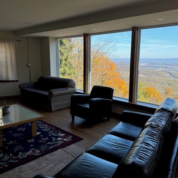 Charming mountain cabin with stunning view