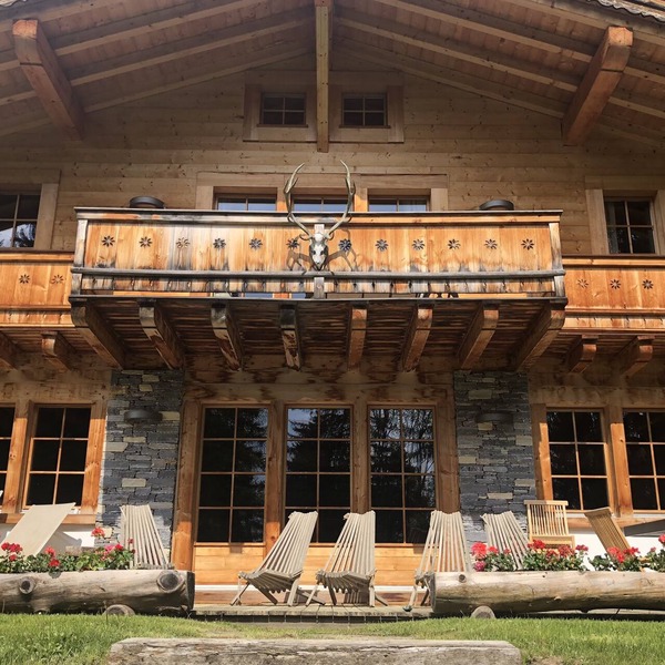 Charming Mountain Ski Chalet in the Swiss Alpes ski in/out