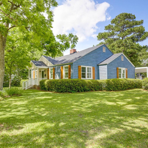 Charming New Bern Cottage w/Grill & Fire Pit!