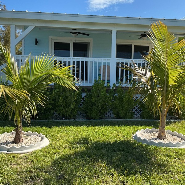 Charming New Blue Studio on water with dock, WiFi & AC in fun time Freeport