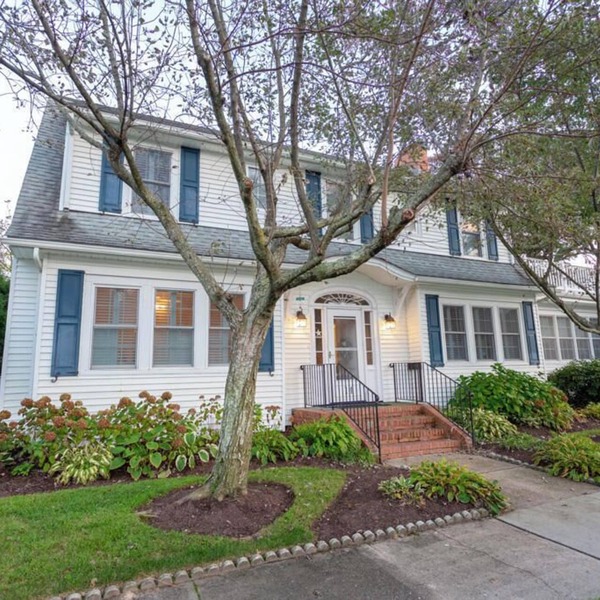 Charming Ocean-Block Cottage, Steps to Beach & Boardwalk – Spacious & Cozy!
