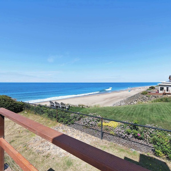 Charming Oceanfront Home with Nearby Beach Access and Amazing Ocean Views