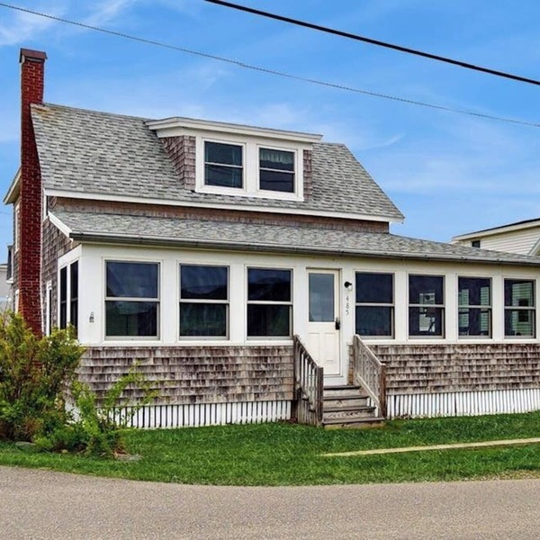 Charming oceanfront cottage w/enclosed porches, steps to the water Dogs OK
