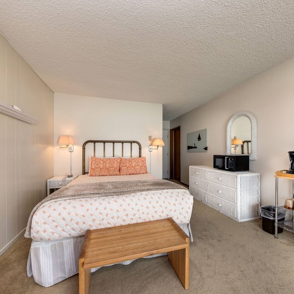 Charming oceanfront studio w/easy beach access and stunning ocean views