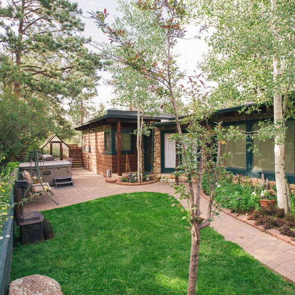 Charming Private Mountain Haven with Hot Tub; Eco-Friendly!