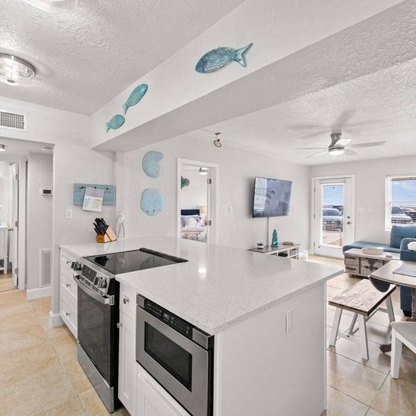Charming Pass-a-Grille beachfront condo, St. Pete Beach, heated pool, laundry