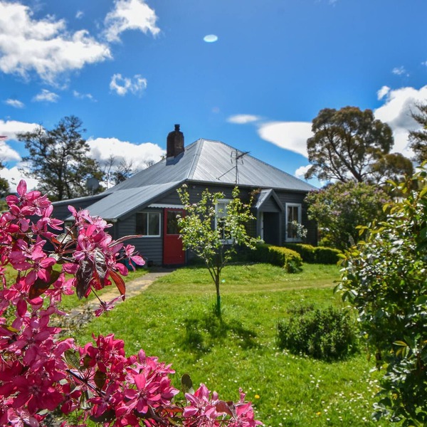 Charming, peaceful country cottage - close to shops etc